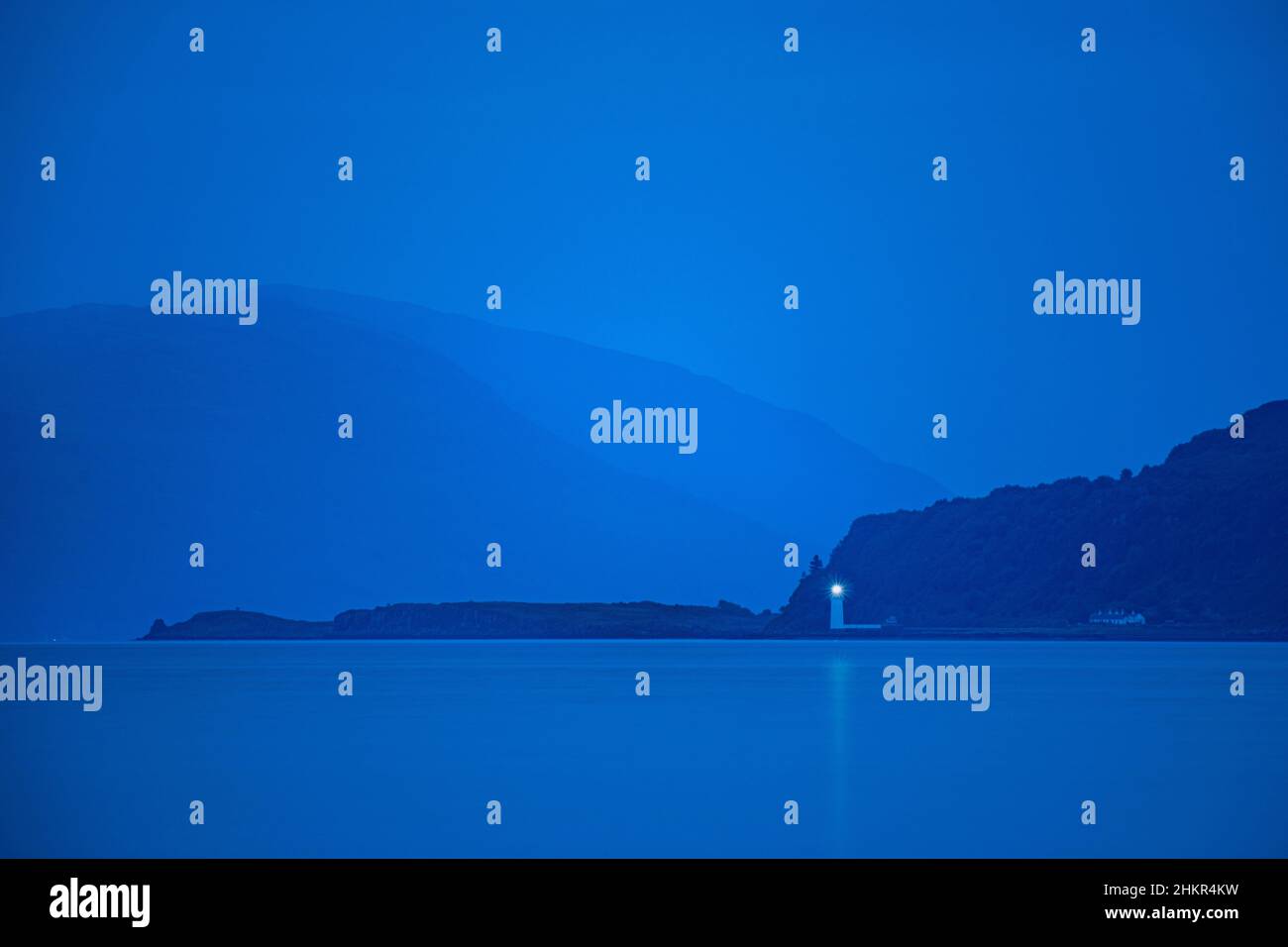 Der Leuchtturm Rubha nan Gall, nördlich von Tobermory auf der Insel Mull, strahlt Licht über den Sound of Mull Stockfoto