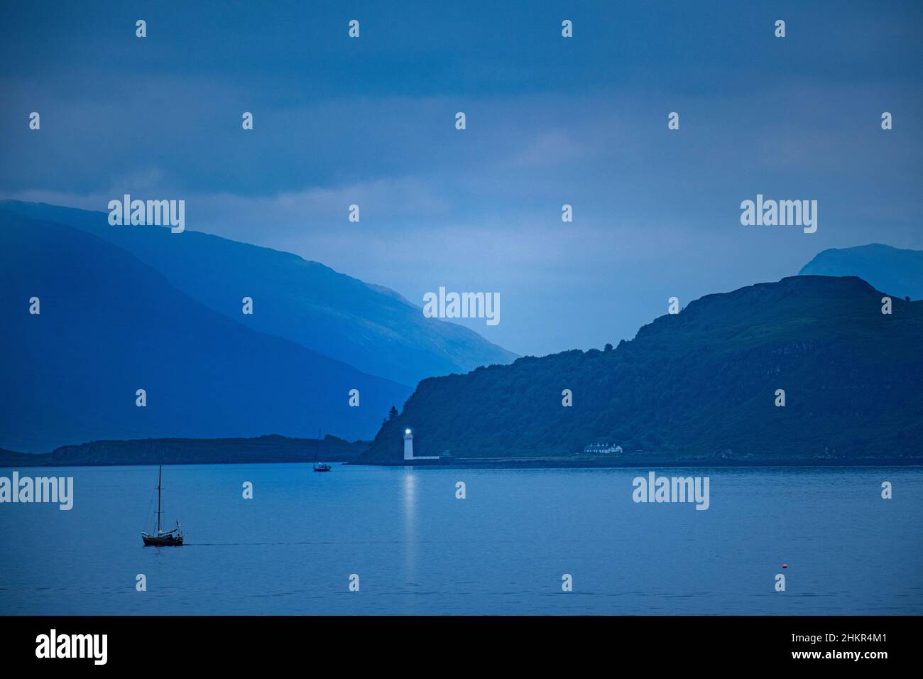 Der Leuchtturm Rubha nan Gall, nördlich von Tobermory auf der Insel Mull, strahlt Licht über den Sound of Mull Stockfoto