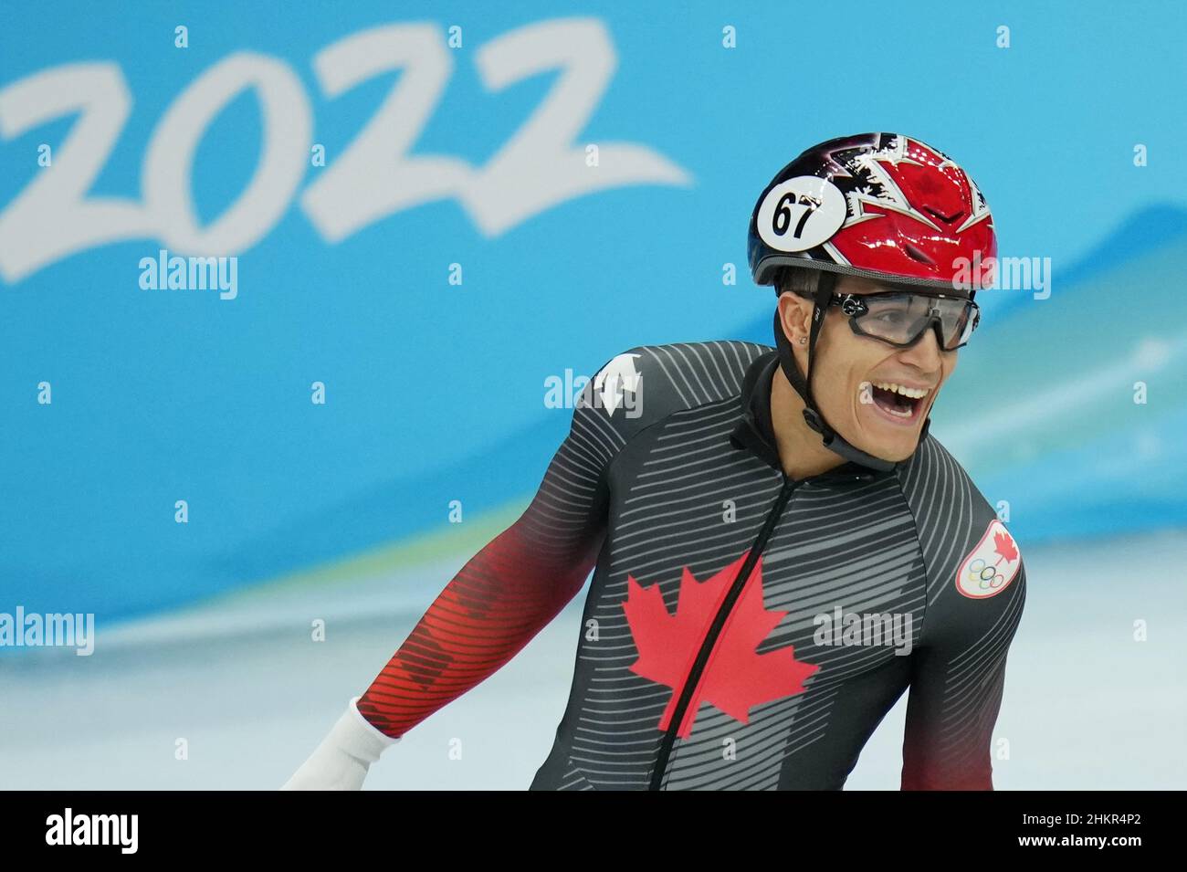 (220205) -- PEKING, 5. Februar 2022 (Xinhua) -- Jordan Pierre-Gilles aus Kanada (R) tritt beim Staffelfinale des Kurzstrecken-Eisschnelllaufens im Capital Indoor Stadium in Peking, China, am 5. Februar 2022 an. Stockfoto