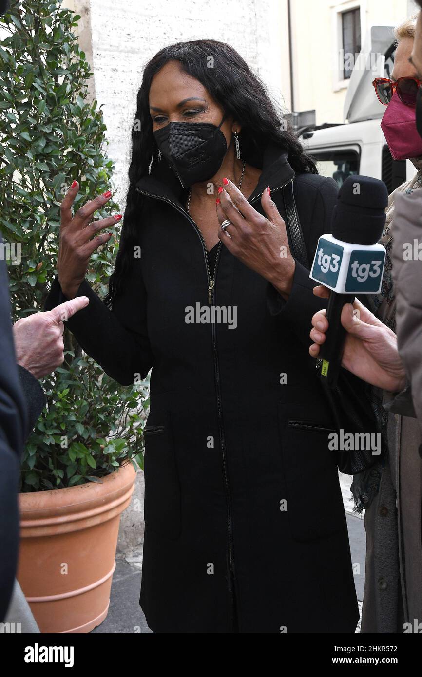 Rom, Italien. 05th. Februar 2022. Rom, Kirche der Künstler Beerdigung von Monica Vitti, auf dem Foto: Zeudi Araya Kredit: Unabhängige Fotoagentur/Alamy Live News Stockfoto