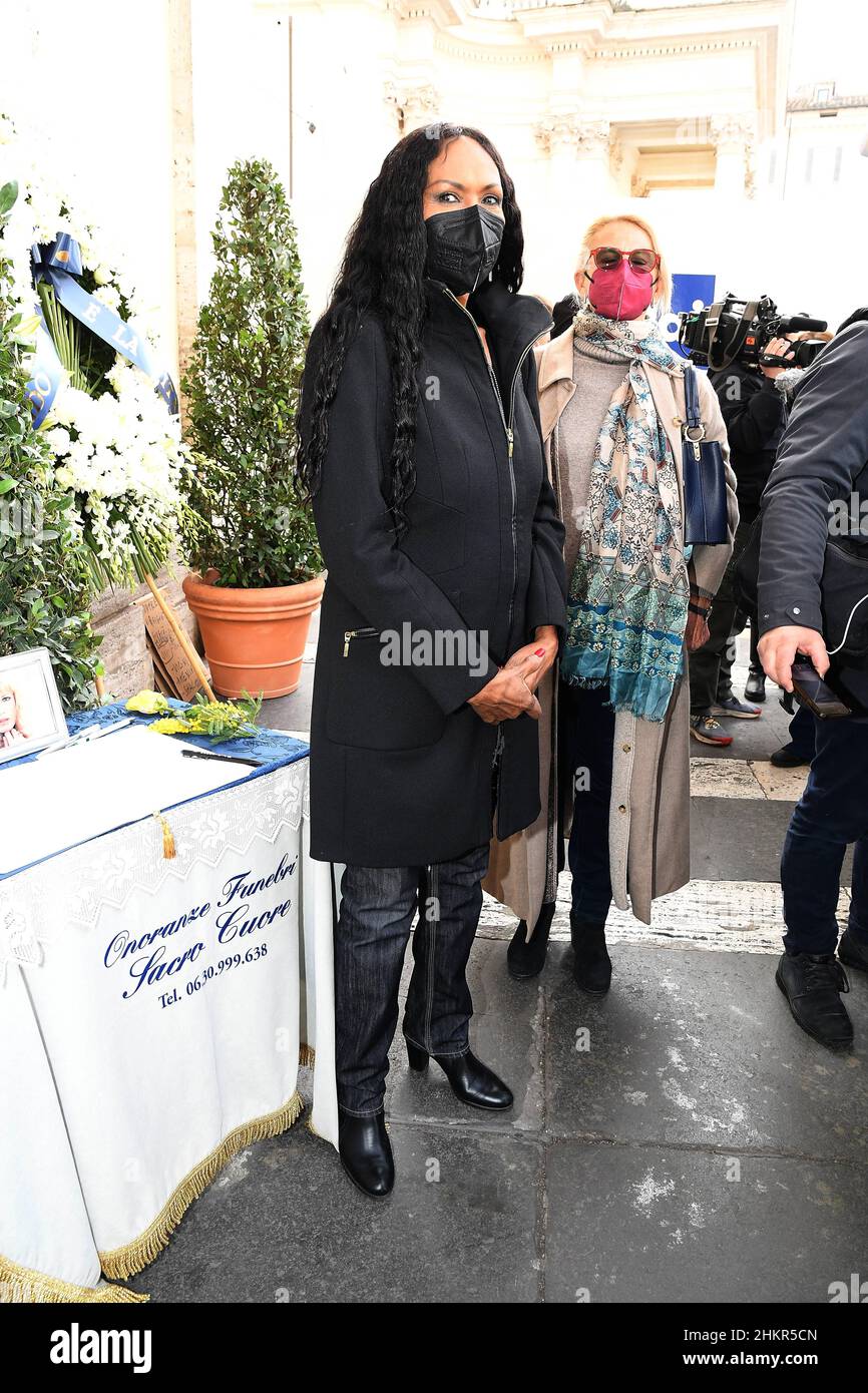 Rom, Italien. 05th. Februar 2022. Rom, Kirche der Künstler Beerdigung von Monica Vitti, auf dem Foto: Zeudi Araya Kredit: Unabhängige Fotoagentur/Alamy Live News Stockfoto