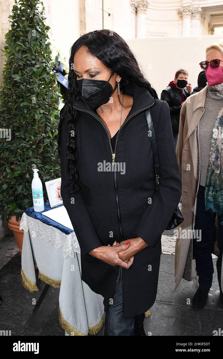 Rom, Italien. 05th. Februar 2022. Rom, Kirche der Künstler Beerdigung von Monica Vitti, auf dem Foto: Zeudi Araya Kredit: Unabhängige Fotoagentur/Alamy Live News Stockfoto