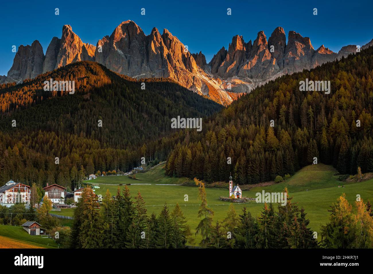 Val di Funes, Dolomiten, Italien - Luftaufnahme der schönen St. Johann Kirche (Chiesetta di San Giovanni in Ranui) in Südtirol mit dem italienischen D Stockfoto