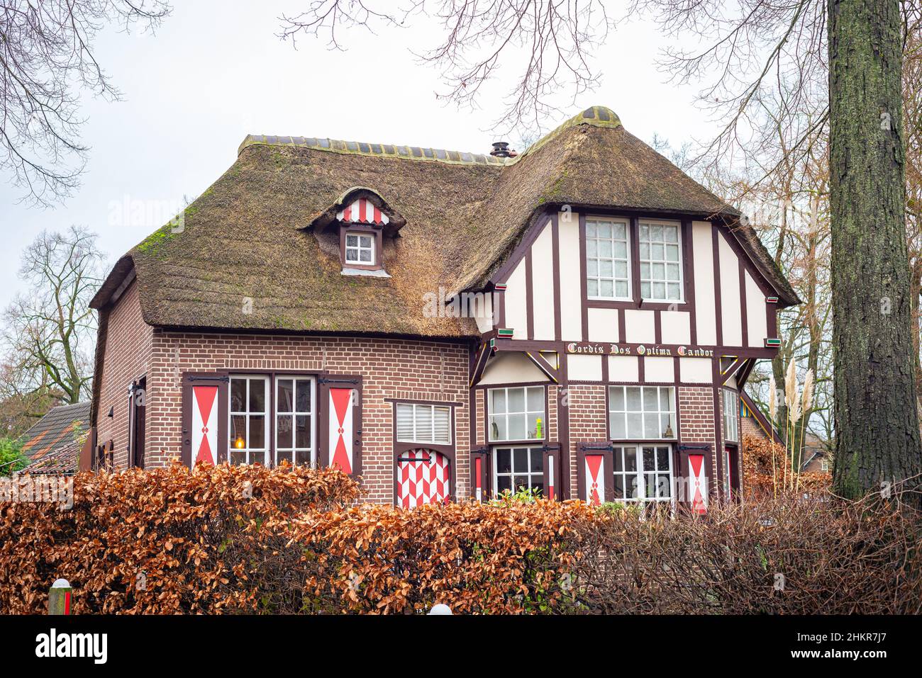 Landschaftlich reizvolle Haus im Dorf Haarzuilens. Die Fensterläden sind in den roten und weißen Farben der Provinz Utrecht lackiert. Stockfoto