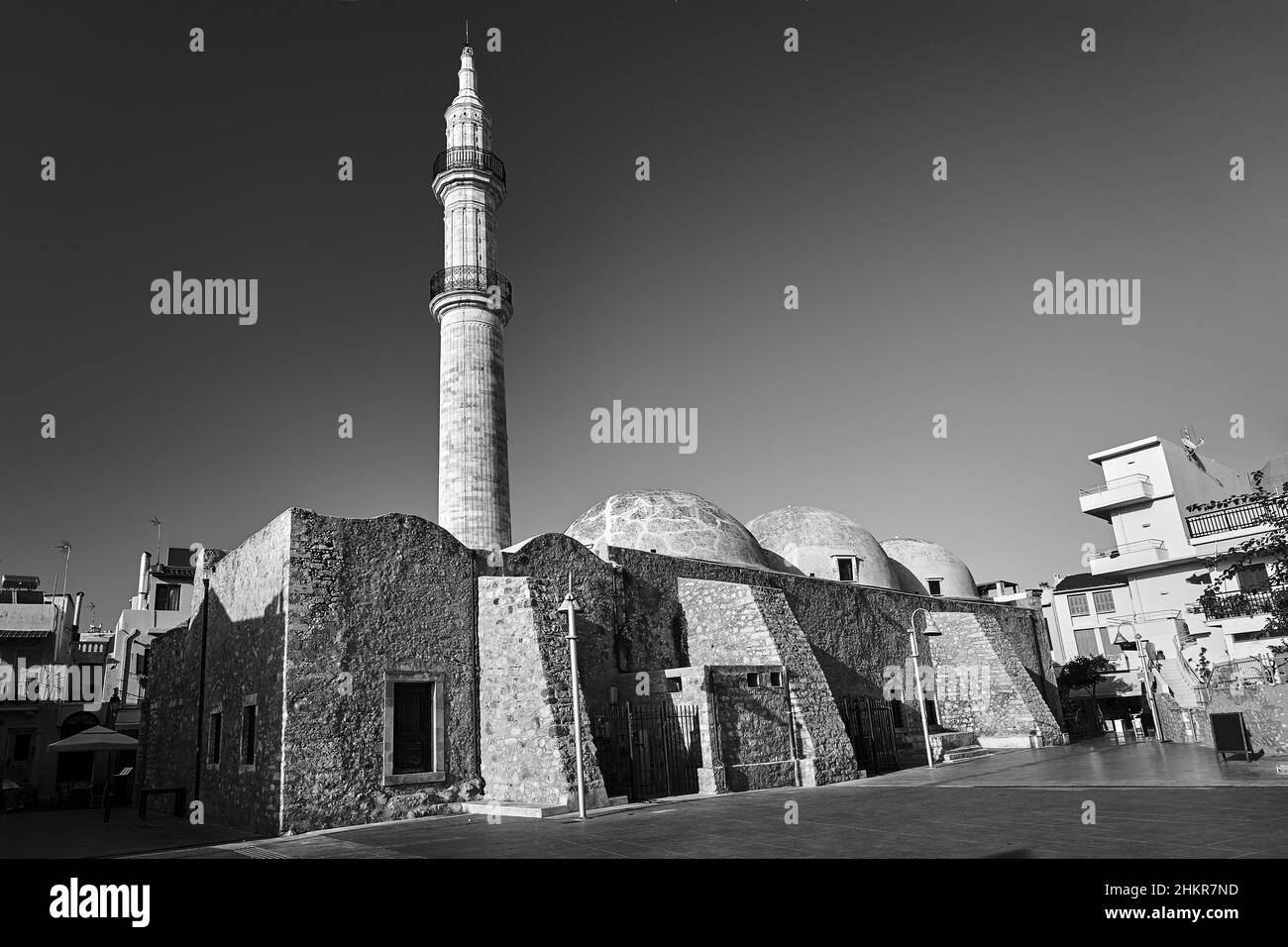 Eine Steinmoschee mit Minarett in der Stadt Rethymno auf der Insel Kreta in Griechenland, monochrom Stockfoto