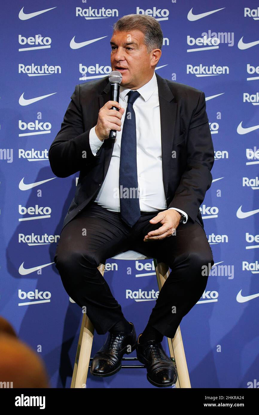 BARCELONA - FEB 3: Joan Laporta posiert für die Medien während der Präsentation von Aubameyang als neuer FC Barcelona Spieler im Camp Nou Stadion am Febr. Stockfoto