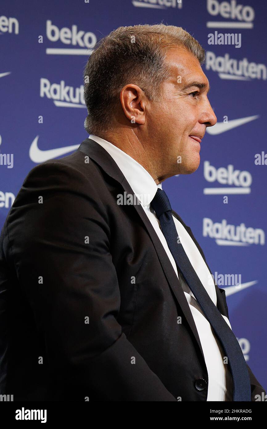 BARCELONA - 3. FEBRUAR: Die Präsidentin Joan Laporta posiert für die Medien während der Präsentation von Aubameyang als neuer Spieler des FC Barcelona im Camp Nou S Stockfoto