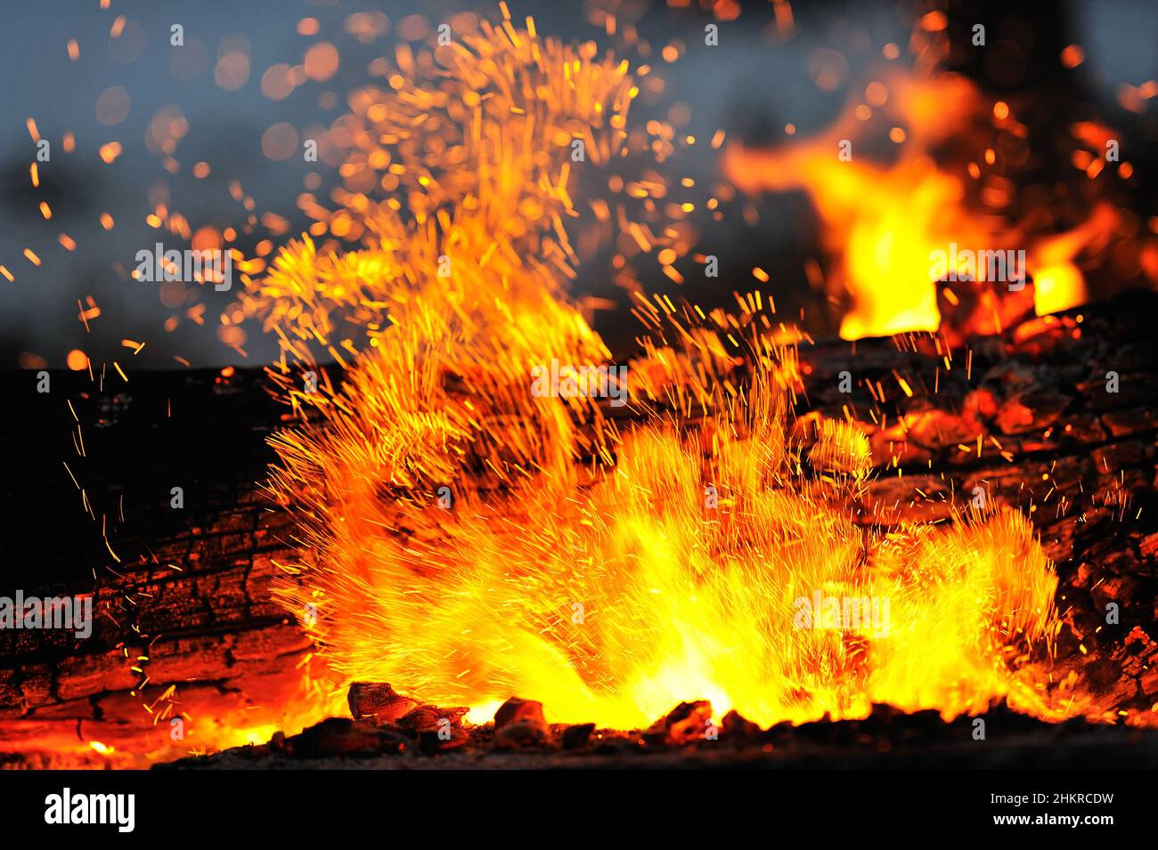 Nahaufnahme eines Lagerfeuers mit Flammen und Funken. Stockfoto
