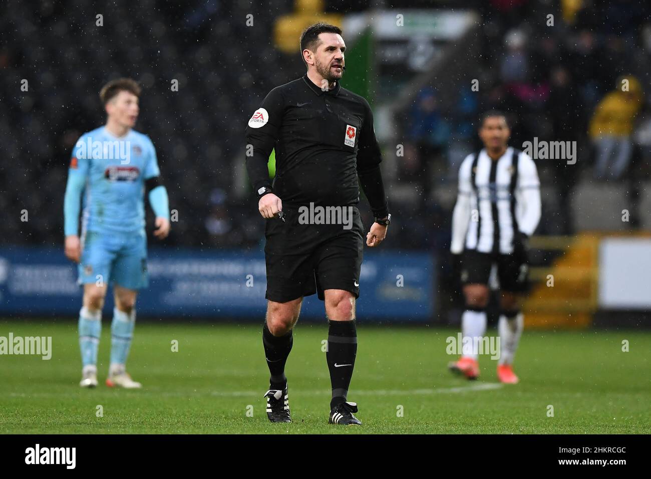 NOTTINGHAM, GROSSBRITANNIEN. FEB 5th Schiedsrichter, Aaron Jackson während des Vanarama National League Spiels zwischen Notts County und Grimsby Town in der Meadow Lane, Nottingham am Samstag, 5th. Februar 2022. (Kredit: Jon Hobley | MI News) Kredit: MI Nachrichten & Sport /Alamy Live News Stockfoto