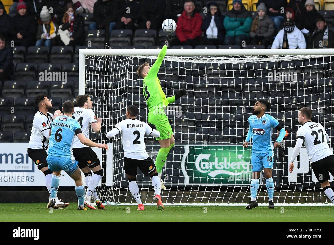 NOTTINGHAM, GROSSBRITANNIEN. FEB 5th Vitezslav Jaros von Notts County schlägt den Ball klar während des Vanarama National League-Spiels zwischen Notts County und Grimsby Town in der Meadow Lane, Nottingham am Samstag, 5th. Februar 2022. (Kredit: Jon Hobley | MI News) Kredit: MI Nachrichten & Sport /Alamy Live News Stockfoto