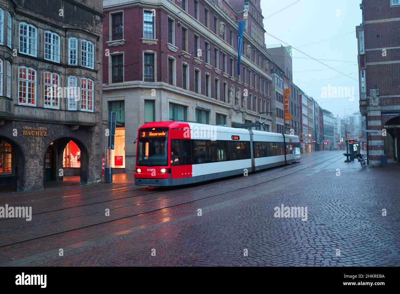 Bremen, Deutschland - Jan 16 2022 in der Altstadt in der Obernstraße fährt die Straßenbahn 3 zur Weserwehr. Stockfoto