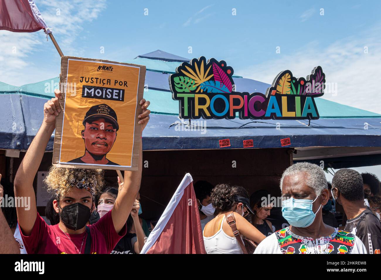 Rio De Janeiro, Brasilien. 05th. Februar 2022. Immigranten, Aktivisten und ein Teil der Bevölkerung von Rio de Janeiro gingen am Samstagmorgen (5) zum tropicália-Kiosk in Barra da Tijuca, um gegen den brutalen Tod des kongolesischen Moïse Mugenyi Kabagambe zu protestieren. Kredit: Carlos Santtos/FotoArena/Alamy Live Nachrichten Stockfoto