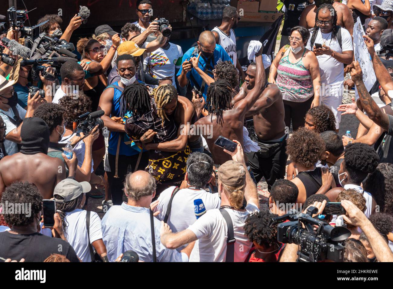 Rio De Janeiro, Brasilien. 05th. Februar 2022. Immigranten, Aktivisten und ein Teil der Bevölkerung von Rio de Janeiro gingen am Samstagmorgen (5) zum tropicália-Kiosk in Barra da Tijuca, um gegen den brutalen Tod des kongolesischen Moïse Mugenyi Kabagambe zu protestieren. Kredit: Carlos Santtos/FotoArena/Alamy Live Nachrichten Stockfoto