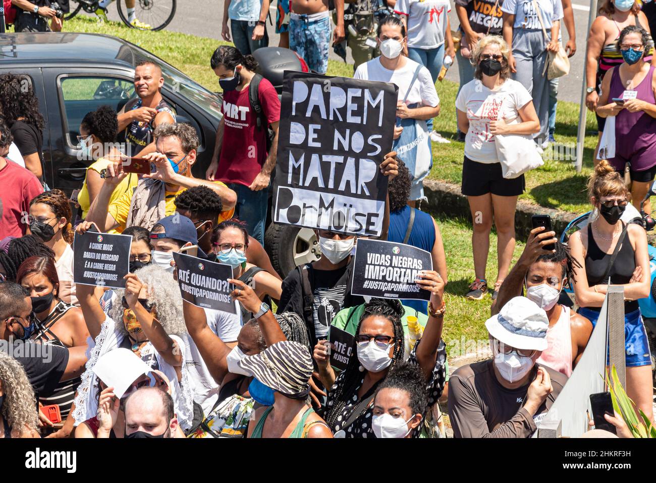 Rio De Janeiro, Brasilien. 05th. Februar 2022. Immigranten, Aktivisten und ein Teil der Bevölkerung von Rio de Janeiro gingen am Samstagmorgen (5) zum tropicália-Kiosk in Barra da Tijuca, um gegen den brutalen Tod des kongolesischen Moïse Mugenyi Kabagambe zu protestieren. Kredit: Carlos Santtos/FotoArena/Alamy Live Nachrichten Stockfoto