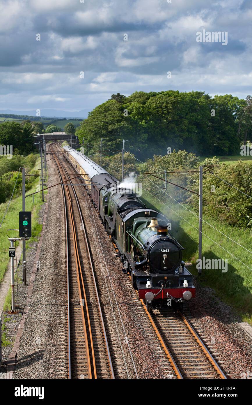 Dampflokomotiven 5043 Earl Mount Edgecumbe + 46233 Duchess of Sutherland fährt auf der Hauptlinie der Westküste doppelt einen Hauptdampfcharterzug Stockfoto