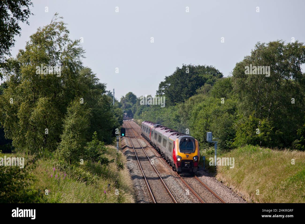 2 Virgin-Züge Bombardier der Klasse 221 voyager-Züge fahren durch Adlington, Lancashire, mit einem umgelendenen Expresszug. Stockfoto