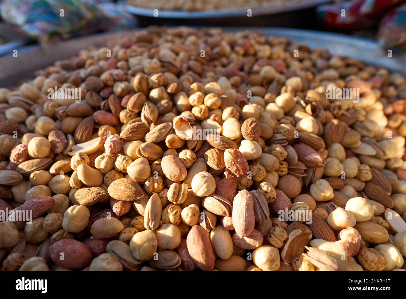 Mischung aus verschiedenen Nüssen und Samen. Snacks auf dem orientalischen Basar. Stockfoto