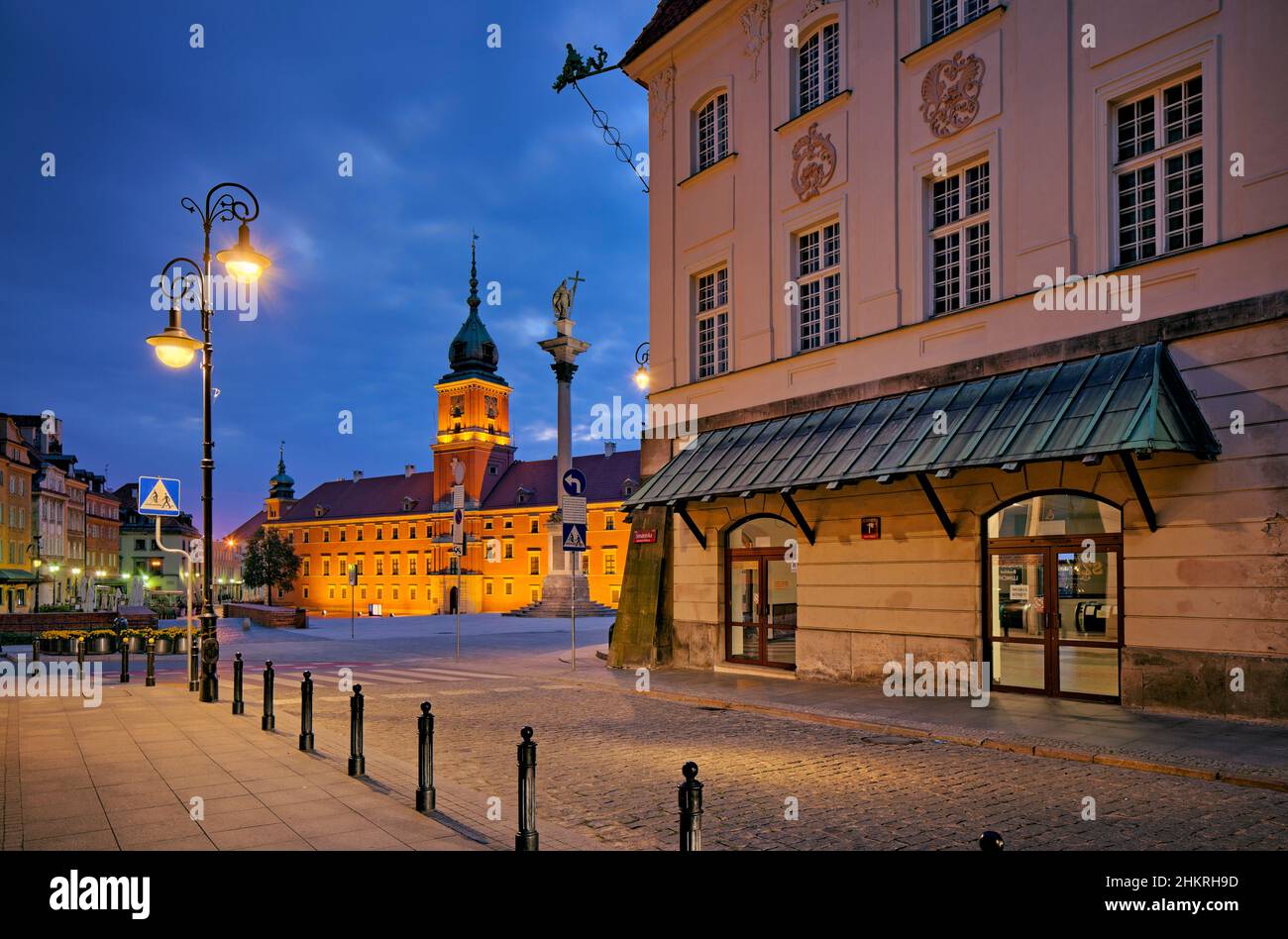 Warschau, das Königsschloss, die Senatorska-Straße und die Sigismund-Säule bei Nacht Stockfoto