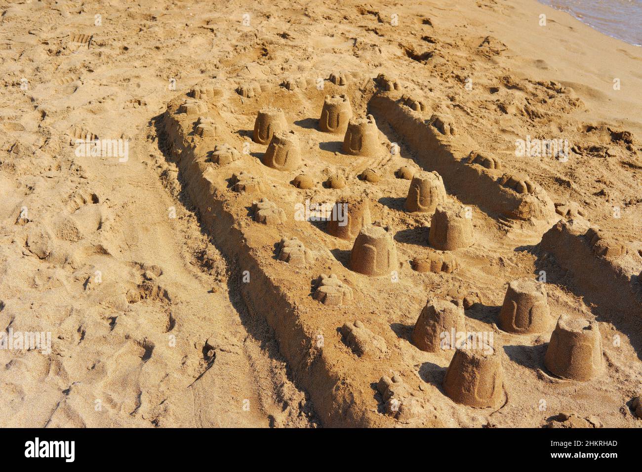 Fußstufen, Sandburg und Festung am Sandstrand im Sommer Stockfoto