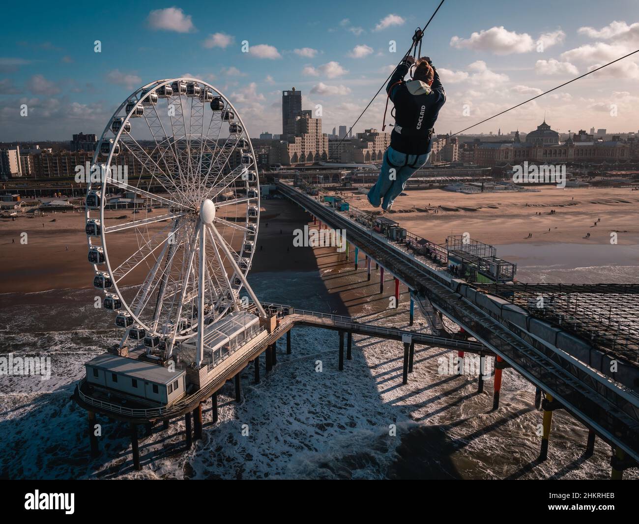 Scheveningen, Den Haag, Niederlande. Riesenrad und Pier am Strand. Stockfoto