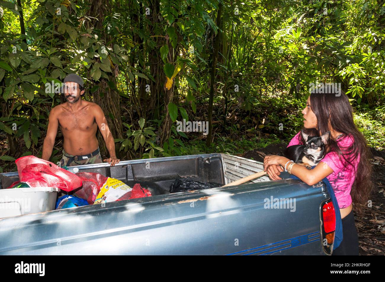 Heimates Paar, mit einem Lastwagen und dem Familienhund, im Freien, Big Island, Hawaii, USA Stockfoto