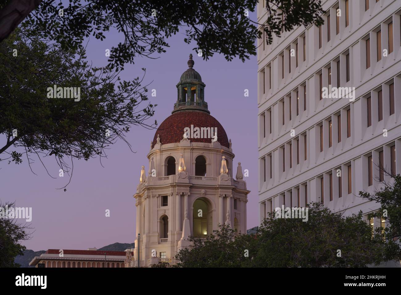 Hauptturm des Rathauses von Pasadena und ein nebeneinander angeordnetes modernes Bürogebäude in der Abenddämmerung. Stockfoto