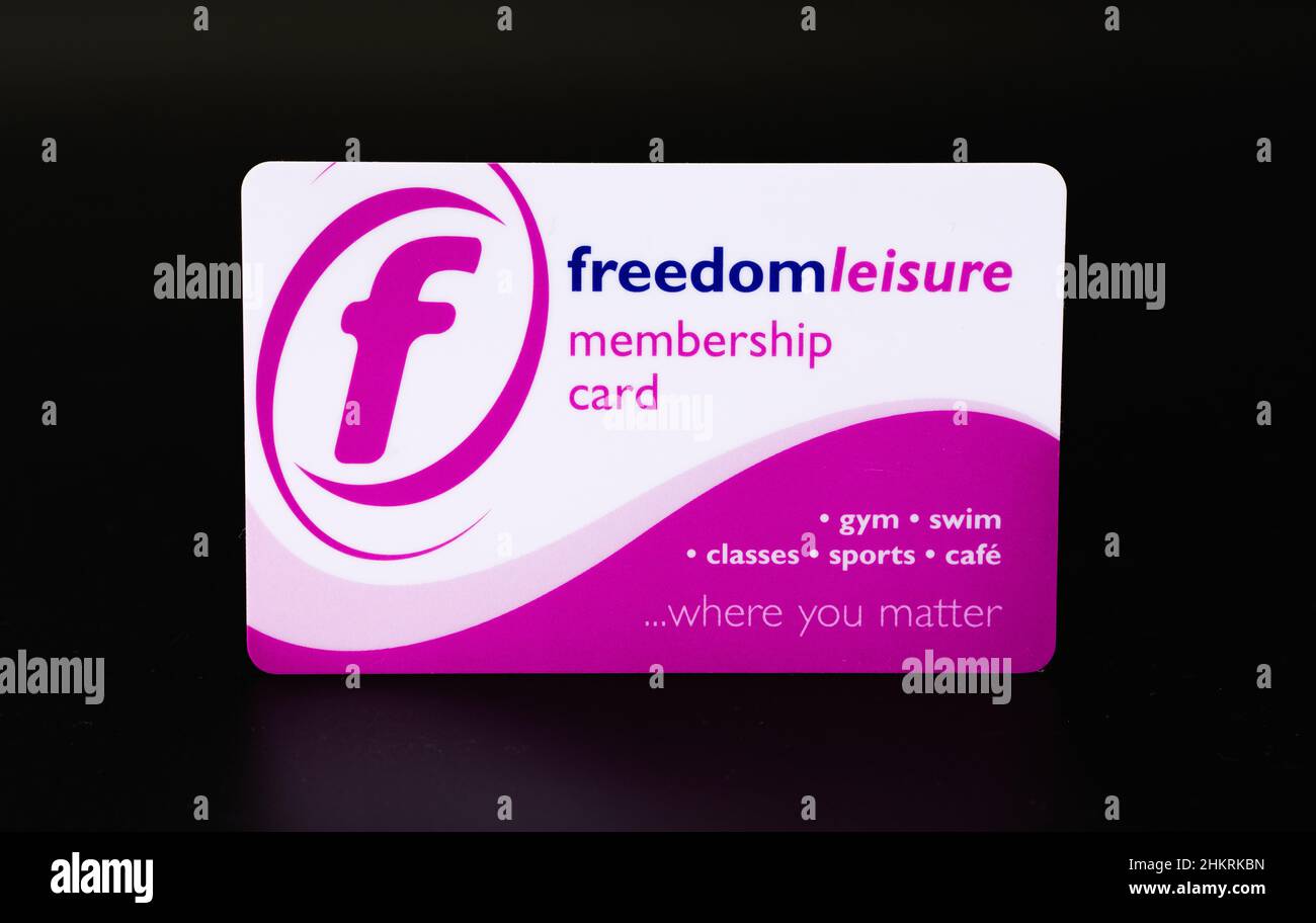 Freedom Leisure-Mitgliedskarte für Fitnessstudio, Pool und andere Sportarten vom Stone Leisure Center. Isoliert auf schwarzem Hintergrund. Vereinigtes Königreich, Stafford, Dece Stockfoto