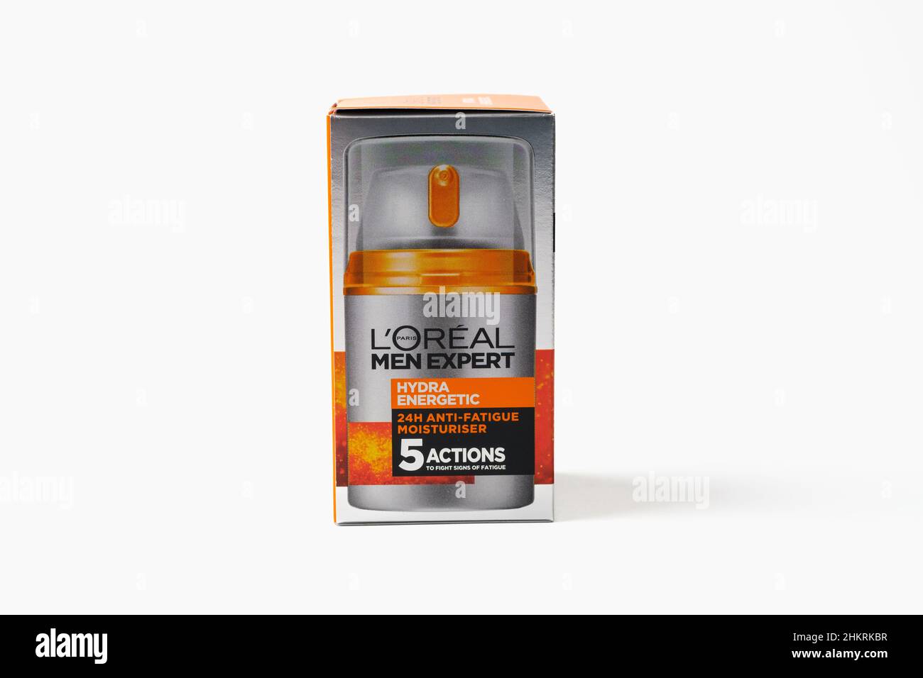 Anti-Ermüdungscreme. Loreal Men Expert Hydra energetisches Produkt auf Weiß isoliert. Großbritannien, Stafford, 18. Dezember 2021. Stockfoto