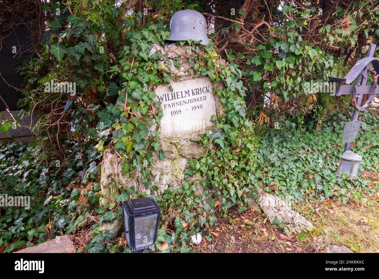 Perchtoldsdorf: Grab des Soldaten aus dem Zweiten Weltkrieg, Rang Fahnenjunker (Kadett), Stahlkampfhelm auf Grabstein, allgemeiner Friedhof Perchtoldsdorf in Wienerwald Stockfoto