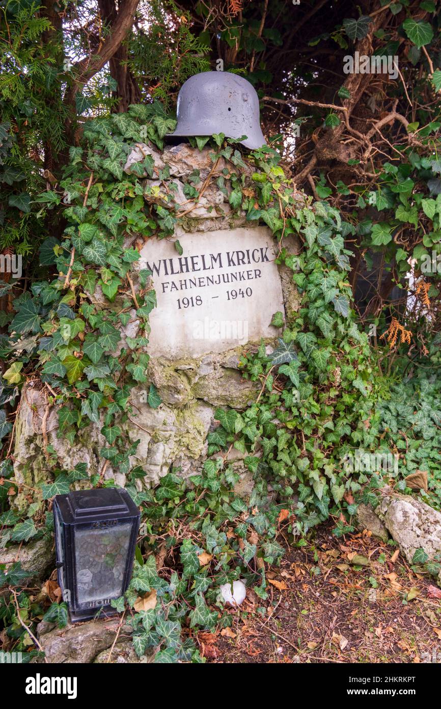 Perchtoldsdorf: Grab des Soldaten aus dem Zweiten Weltkrieg, Rang Fahnenjunker (Kadett), Stahlkampfhelm auf Grabstein, allgemeiner Friedhof Perchtoldsdorf in Wienerwald Stockfoto