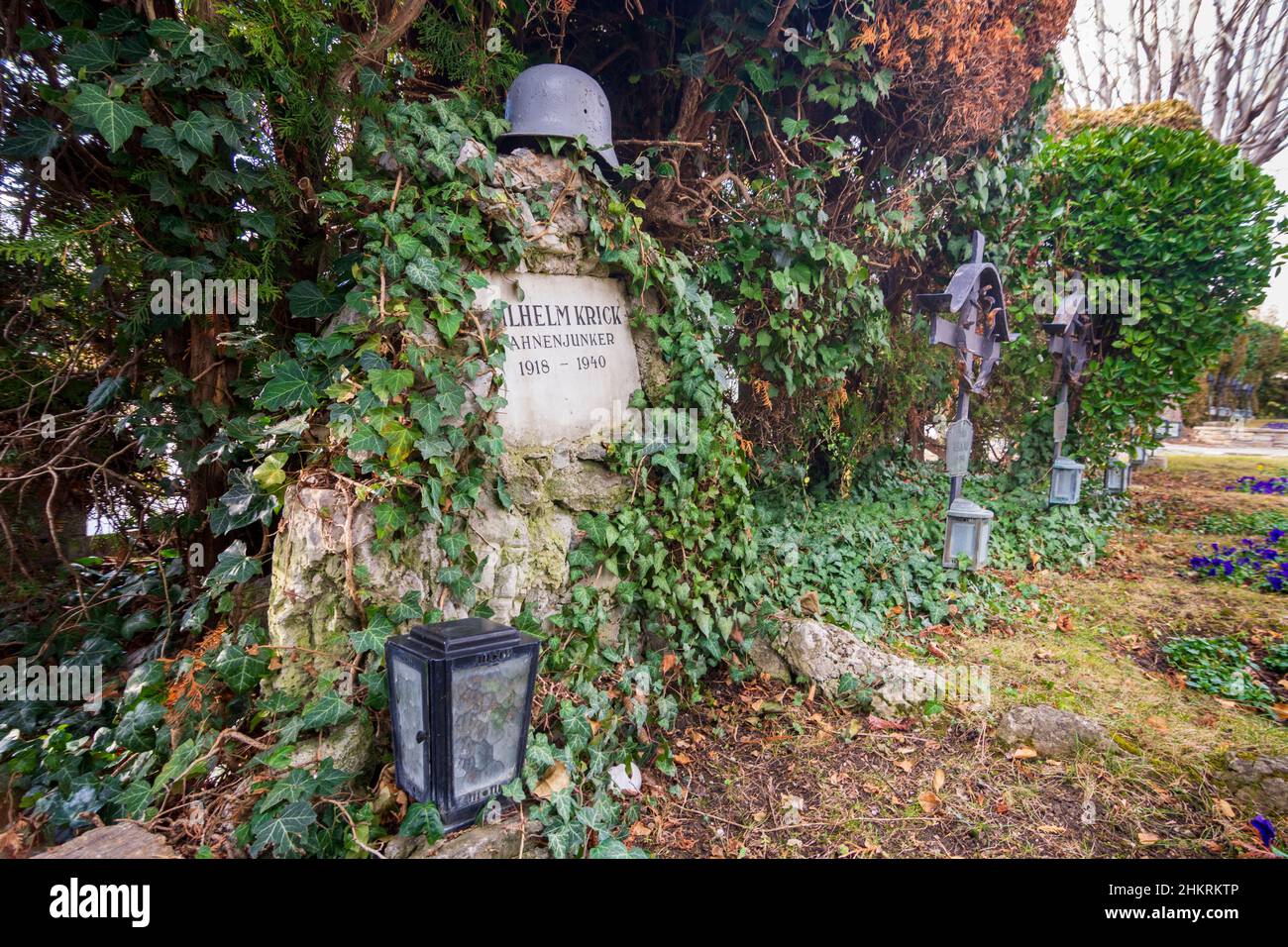 Perchtoldsdorf: Grab des Soldaten aus dem Zweiten Weltkrieg, Rang Fahnenjunker (Kadett), Stahlkampfhelm auf Grabstein, allgemeiner Friedhof Perchtoldsdorf in Wienerwald Stockfoto