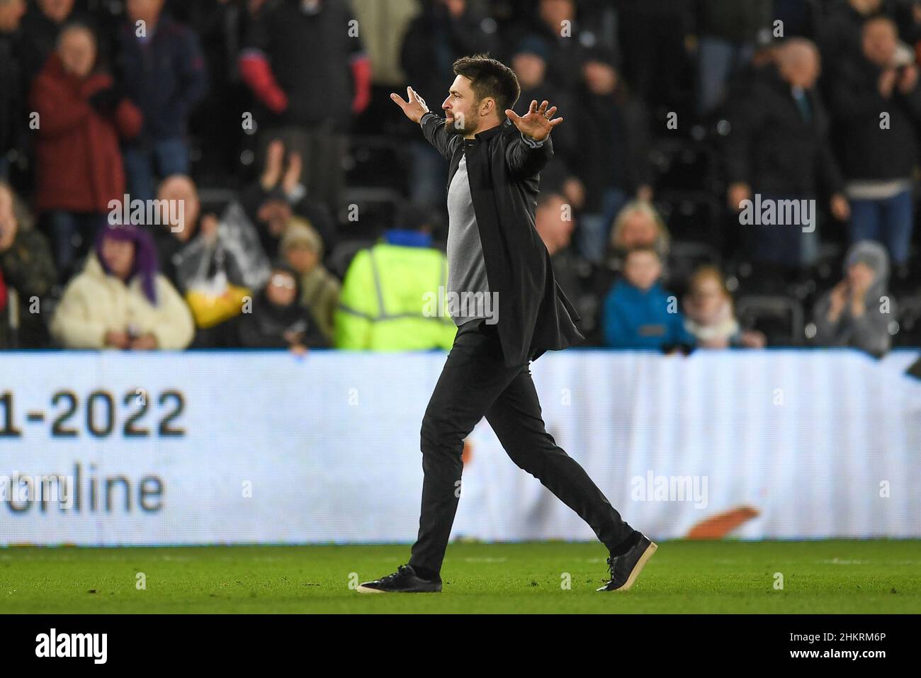 Swansea, Großbritannien. 05th. Februar 2022. Russell Martin Manager von Swansea City nach dem letzten Pfiff applaudiert den Heimfans Credit: News Images /Alamy Live News Stockfoto