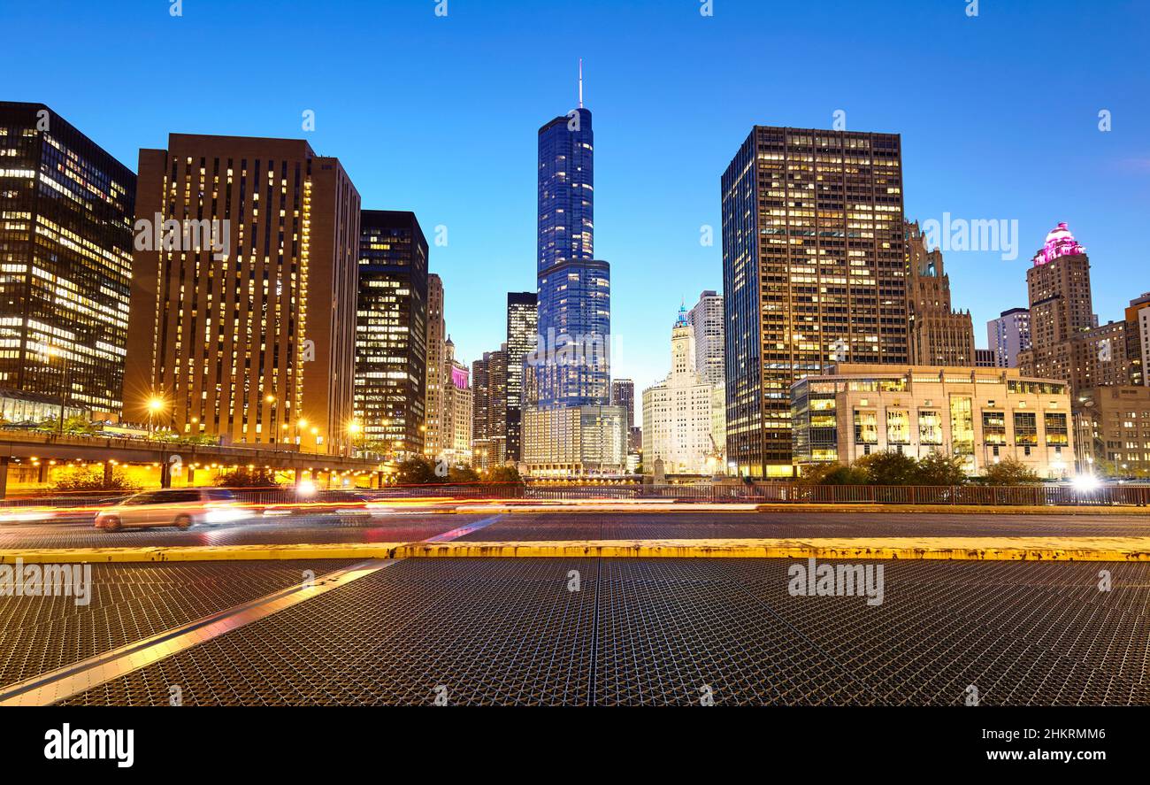 Downtown Chicago von einer Brücke aus gesehen in der Abenddämmerung, USA. Stockfoto