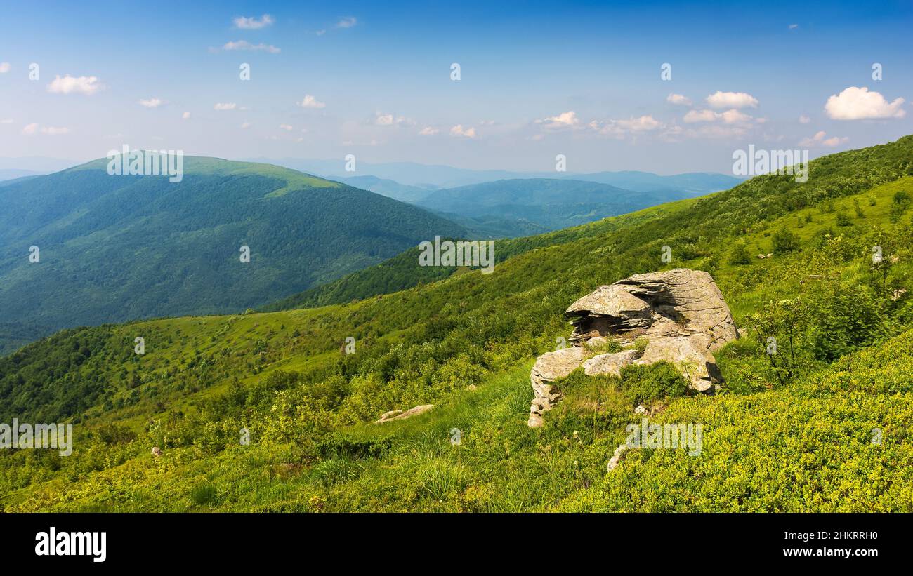 Schöne Berglandschaft im Sommer. Steine und Felsen auf einer hochalpinen Wiese. Schöne Natur Hintergrund mit grünen grasbewachsenen Hügel im Abendlicht. Stockfoto