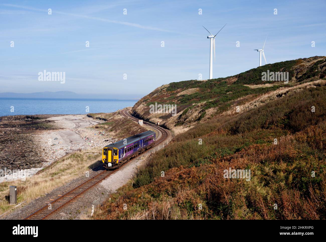 Northern Rail Klasse 156 Sprinterzug 156481 am Meer bei Lowca auf der landschaftlich schönen Cumbrian Küstenbahnlinie Stockfoto