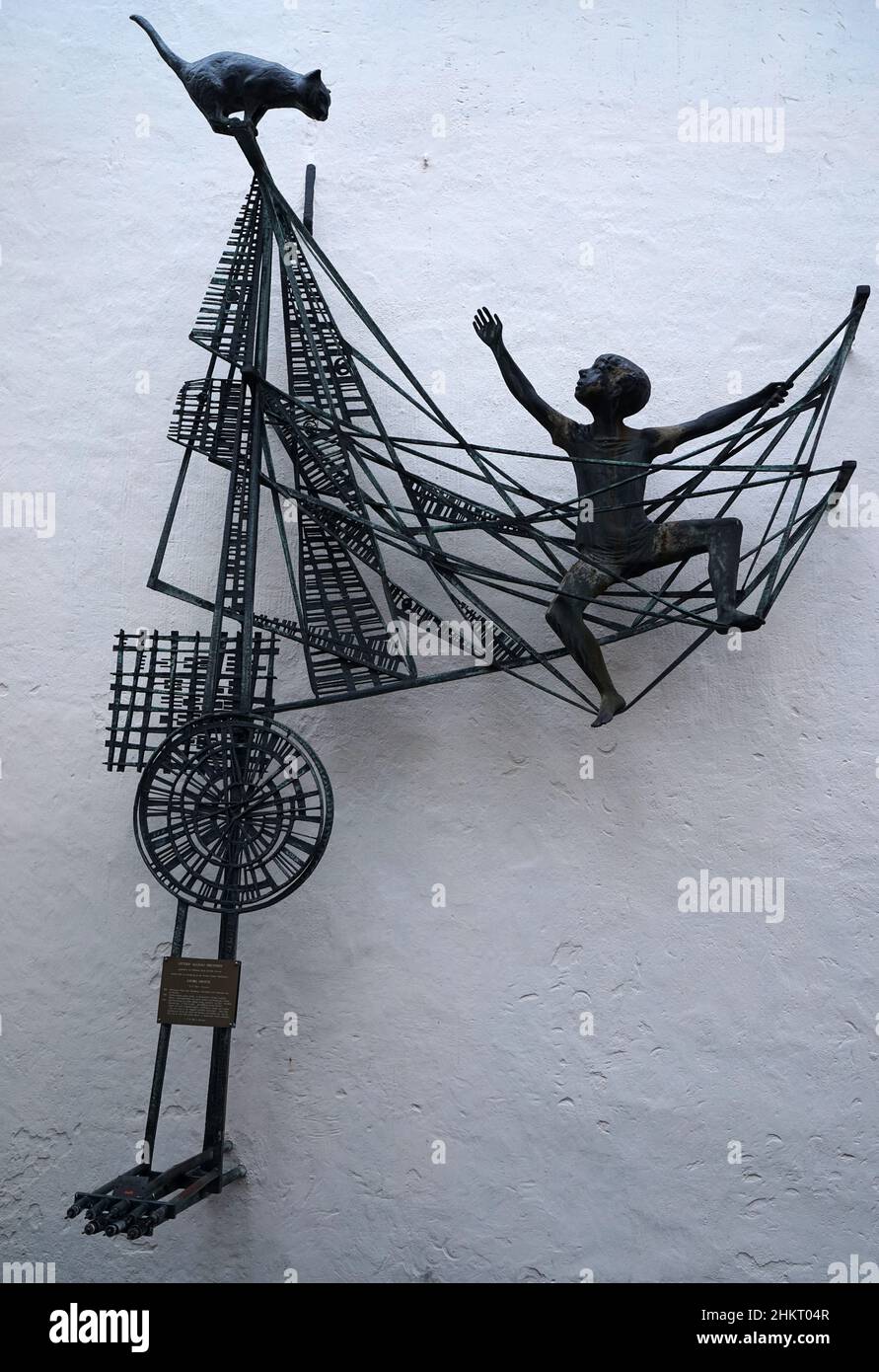 Bremen, Deutschland - Jan 16 2022 1963 entwarf der Bildhauer Claus Homfeld ein Metallrelief für die Romanfigur Ottjen Alldag. Stockfoto