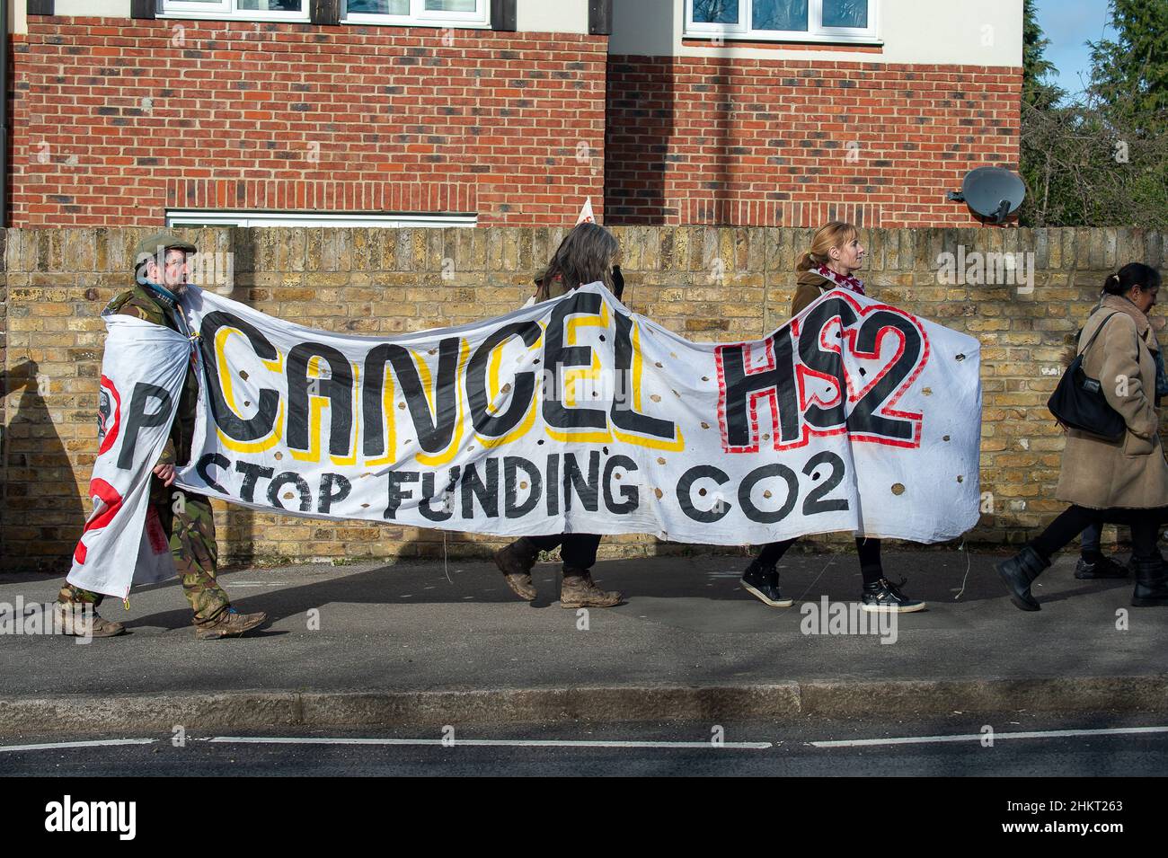 Uxbridge, London Borough of Hillingdon, Großbritannien. 5th. Februar 2022. Eine große Gruppe von Stop-HS2-Demonstranten ging heute vom Londoner Stadtbezirk Hillingdon Civic Center in Uxbridge zum Hochgeschwindigkeitsbahngelände HS2 in der Harvil Road, Uxbridge am Stadtrand von Harefield. Sarah Green von der Grünen Partei Hillingdon fordert den Rat von Hillingdon auf, bis HS2 die Arbeiten am Hochgeschwindigkeits-Eisenbahnprojekt 2 zum Schutz der lokalen Trinkwasserversorgung vor Kontaminationsrisiken zu ergreifen. Am Montag, den 7th. Februar HS2, schließen Sie die Harvil Road und beginnen Sie mit den Arbeiten am Südufer des Viadukts des Colne Valley in der Nähe von A for Stockfoto