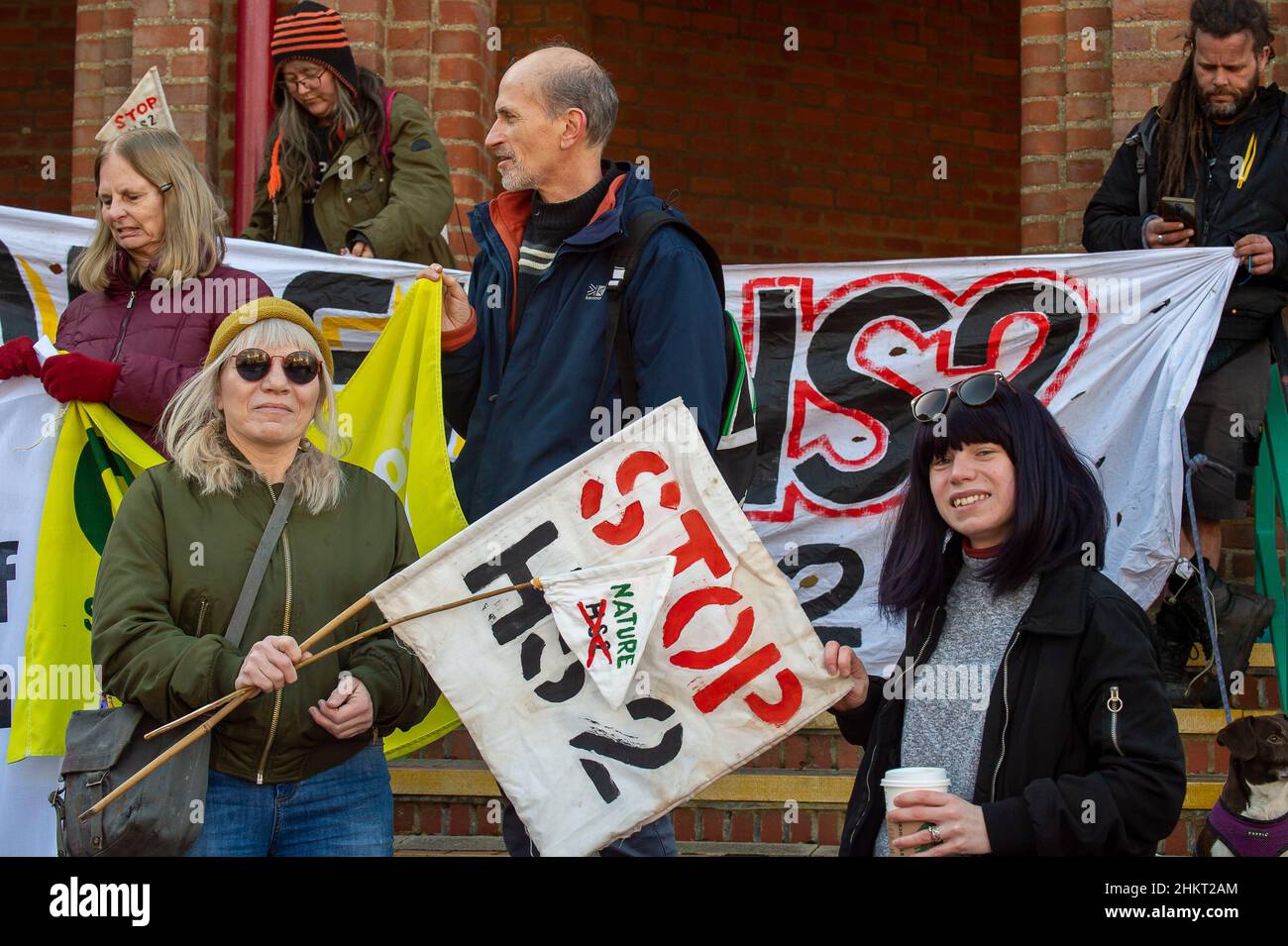 Uxbridge, London Borough of Hillingdon, Großbritannien. 5th. Februar 2022. Eine große Gruppe von Stop-HS2-Demonstranten ging heute vom Londoner Stadtbezirk Hillingdon Civic Center in Uxbridge zum Hochgeschwindigkeitsbahngelände HS2 in der Harvil Road, Uxbridge am Stadtrand von Harefield. Sarah Green von der Grünen Partei Hillingdon fordert den Rat von Hillingdon auf, bis HS2 die Arbeiten am Hochgeschwindigkeits-Eisenbahnprojekt 2 zum Schutz der lokalen Trinkwasserversorgung vor Kontaminationsrisiken zu ergreifen. Am Montag, den 7th. Februar HS2, schließen Sie die Harvil Road und beginnen Sie mit den Arbeiten am Südufer des Viadukts des Colne Valley in der Nähe von A for Stockfoto