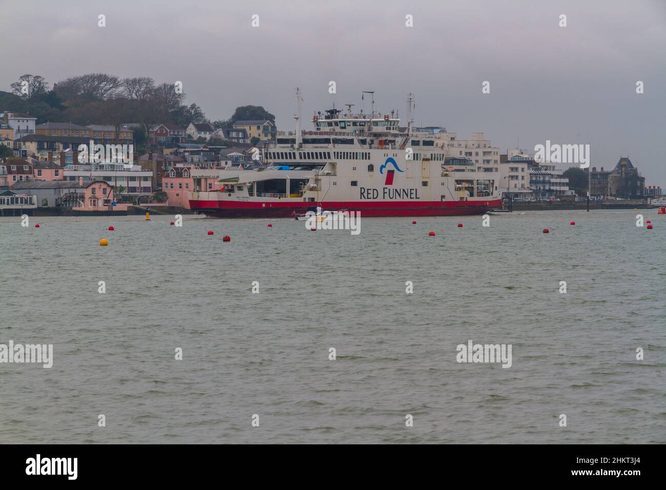 EAST COWES, ENGLAND – 1 2021. FEBRUAR: Red Funnel Car Ferry kommt zum Hafen. East Cowes, Isle of Wight, Großbritannien, Landschaft Newport, Isle of Wight, Großbritannien, l Stockfoto