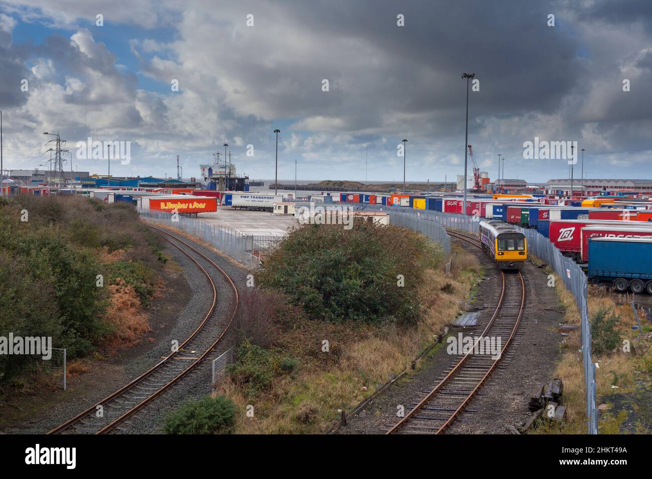 Der einmal tägliche Personenzug zum Hafen Heysham fährt vom Hafen nach Leeds, der aus einem Pacer-Zug der Northern Rail-Klasse 142 besteht Stockfoto