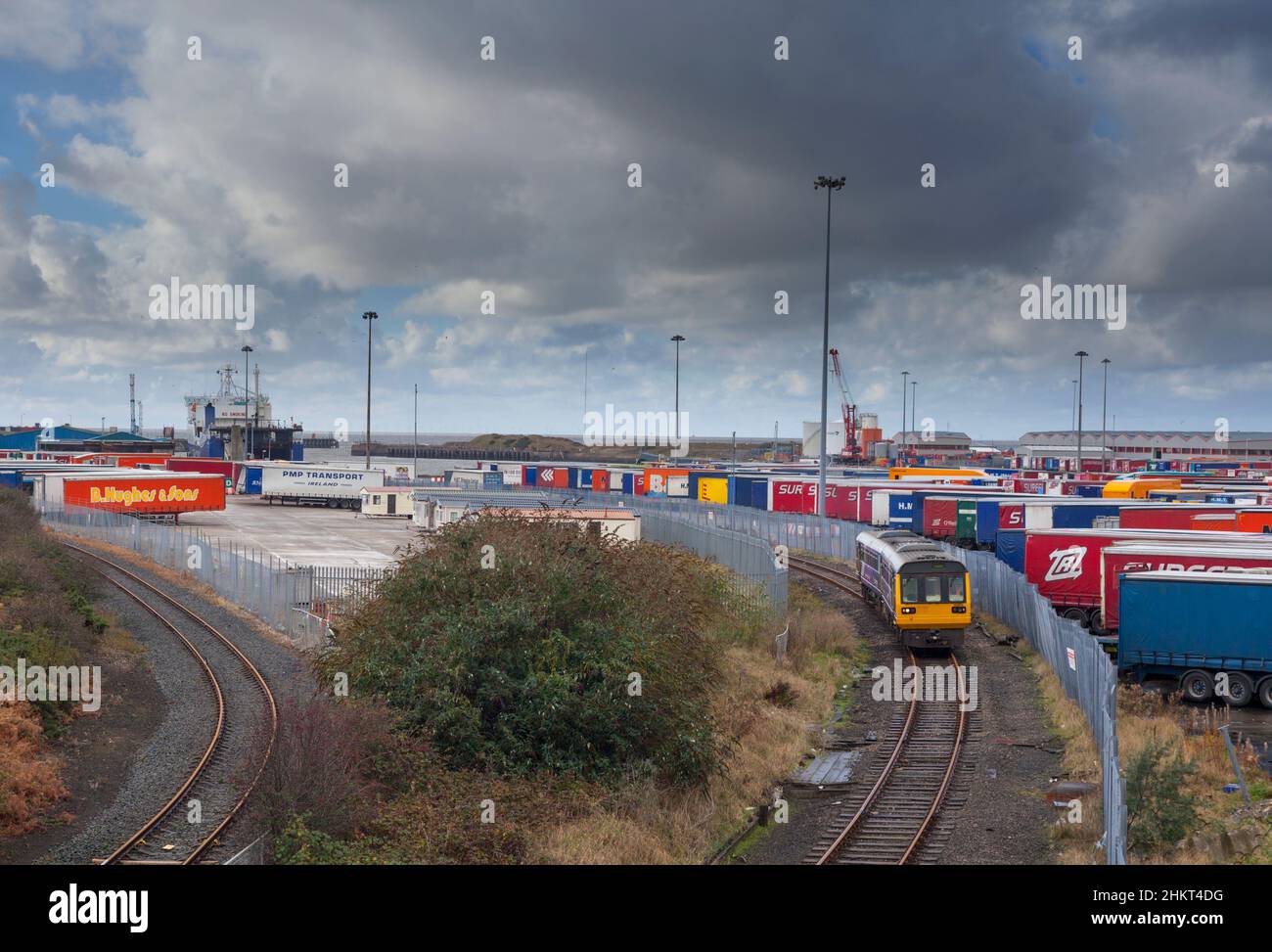 Der einmal tägliche Personenzug zum Hafen Heysham fährt vom Hafen nach Leeds, der aus einem Pacer-Zug der Northern Rail-Klasse 142 besteht Stockfoto