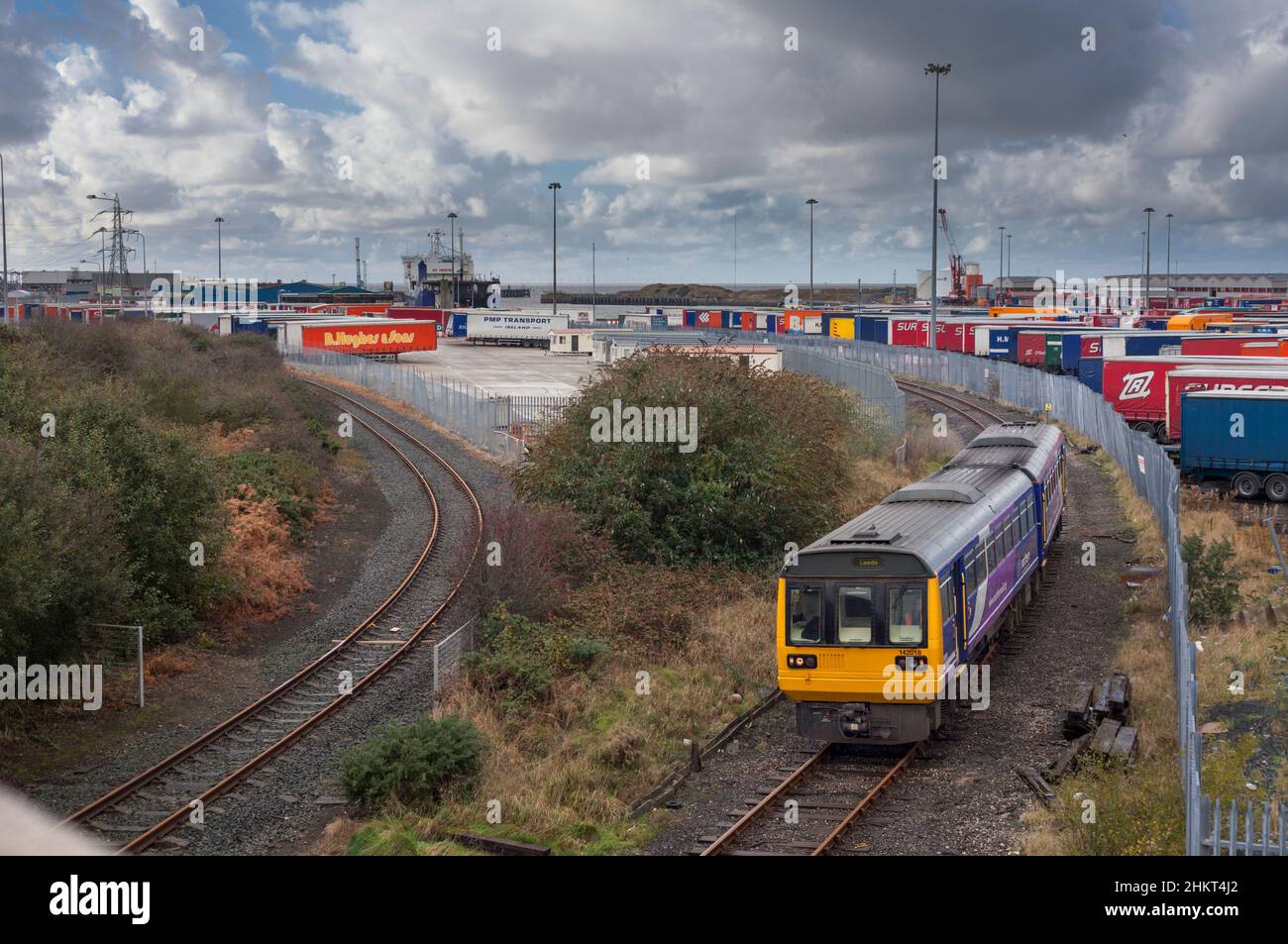 Der einmal tägliche Personenzug zum Hafen Heysham fährt vom Hafen nach Leeds, der aus einem Pacer-Zug der Northern Rail-Klasse 142 besteht Stockfoto