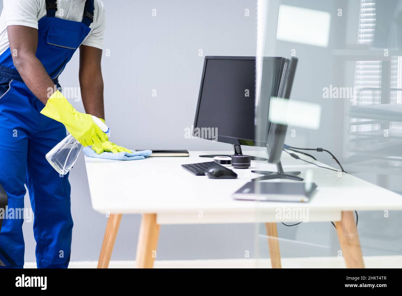 Professionelle Arbeitsplatz Hausmeister Service. Reinigung Des Büroschreibtischs Stockfoto