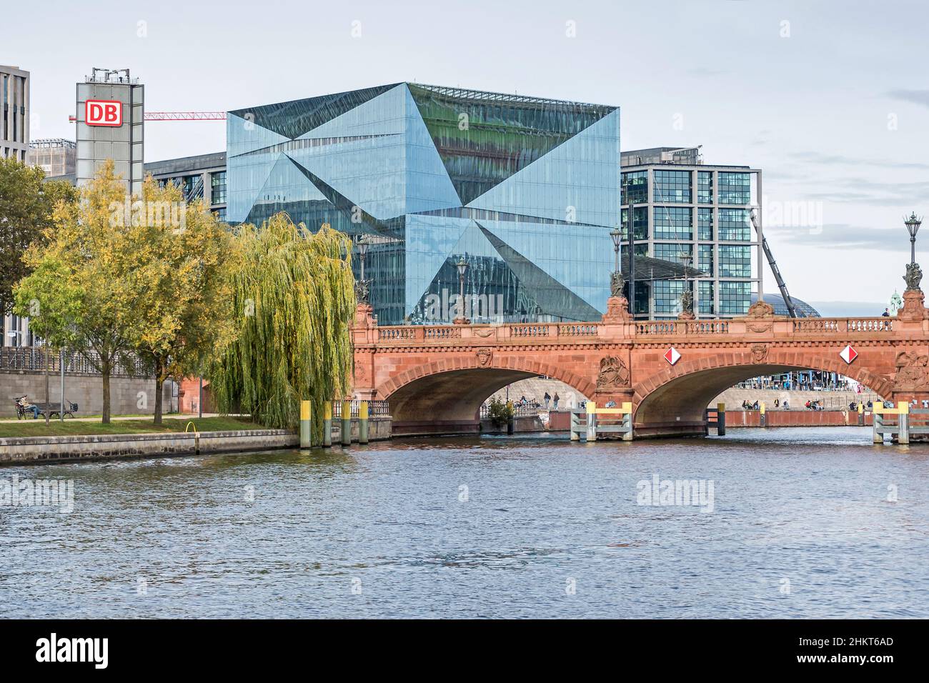 Berlin, Deutschland - 18. Oktober 2021: Spree mit der Moltke-Brücke, einem würfelförmigen Bürogebäude am Washingtonplatz, dem Cube Berlin und dem Ber Stockfoto