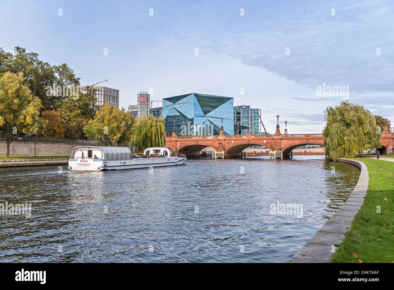 Berlin, Deutschland - 18. Oktober 2021: Spree mit Moltke-Brücke, Touristenboot, würfelförmiges Bürogebäude am Washingtonplatz, Th Stockfoto