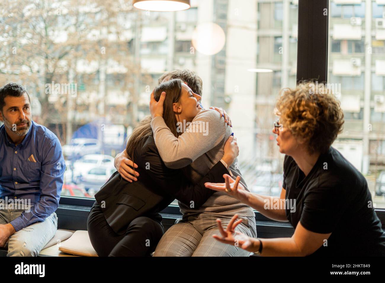 Zwei tolle und attraktive junge Geschäftsleute umarmen sich im Café Stockfoto