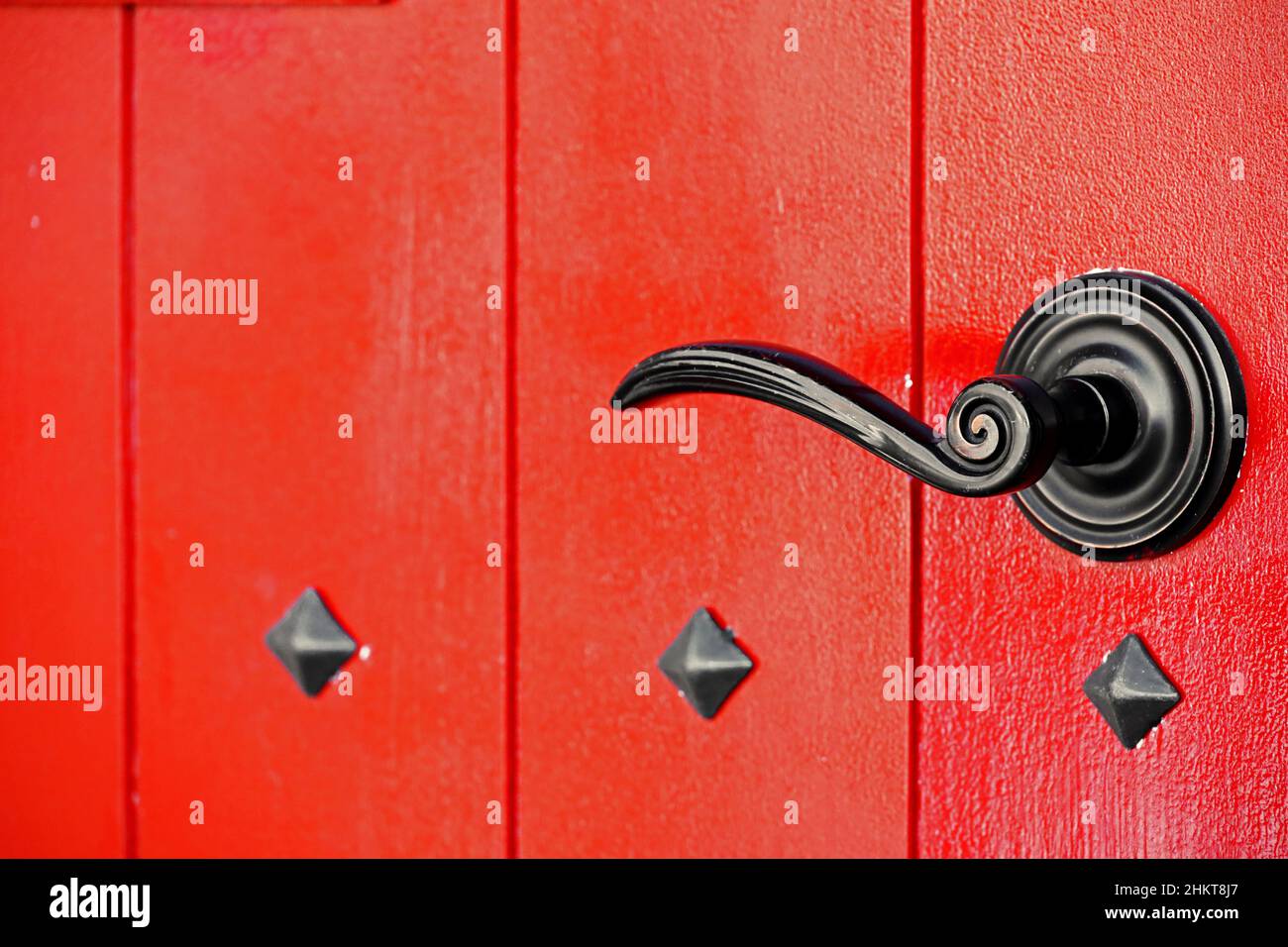 Antikes Design rote Holztür und schwarzen Eisen Bridgnorth Türgriff Stockfoto