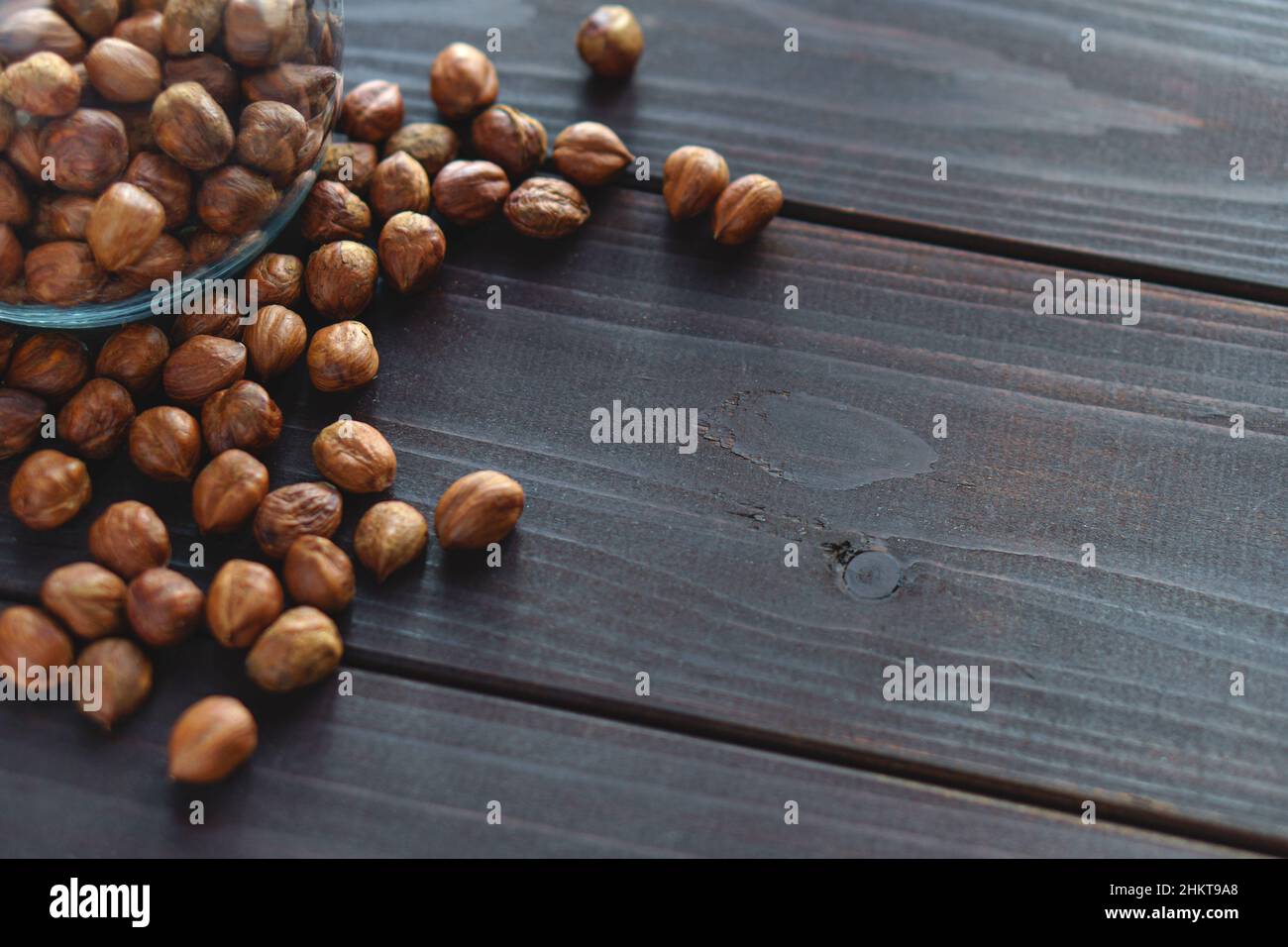 Nahaufnahme der braunen Haselnuss auf dem Holzschreibtisch. Gesunde Bio-Snack Haselnuss. Vegetarische Ernährung. Stockfoto