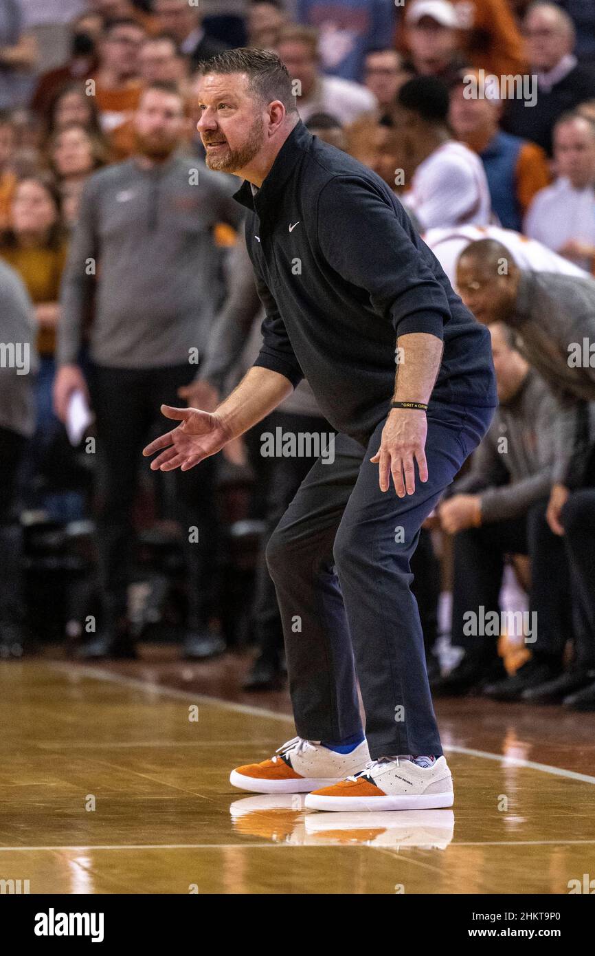 Februar 05, 2022. Cheftrainer Chris Beard von den #23 Texas Longhorns in Aktion im Vergleich zu den #20 Iowa State Cyclones im Frank Erwin Center.(Bildnachweis: © Robert Backman/CSM/Sipa USA) Quelle: SIPA US/Alamy Live News Stockfoto