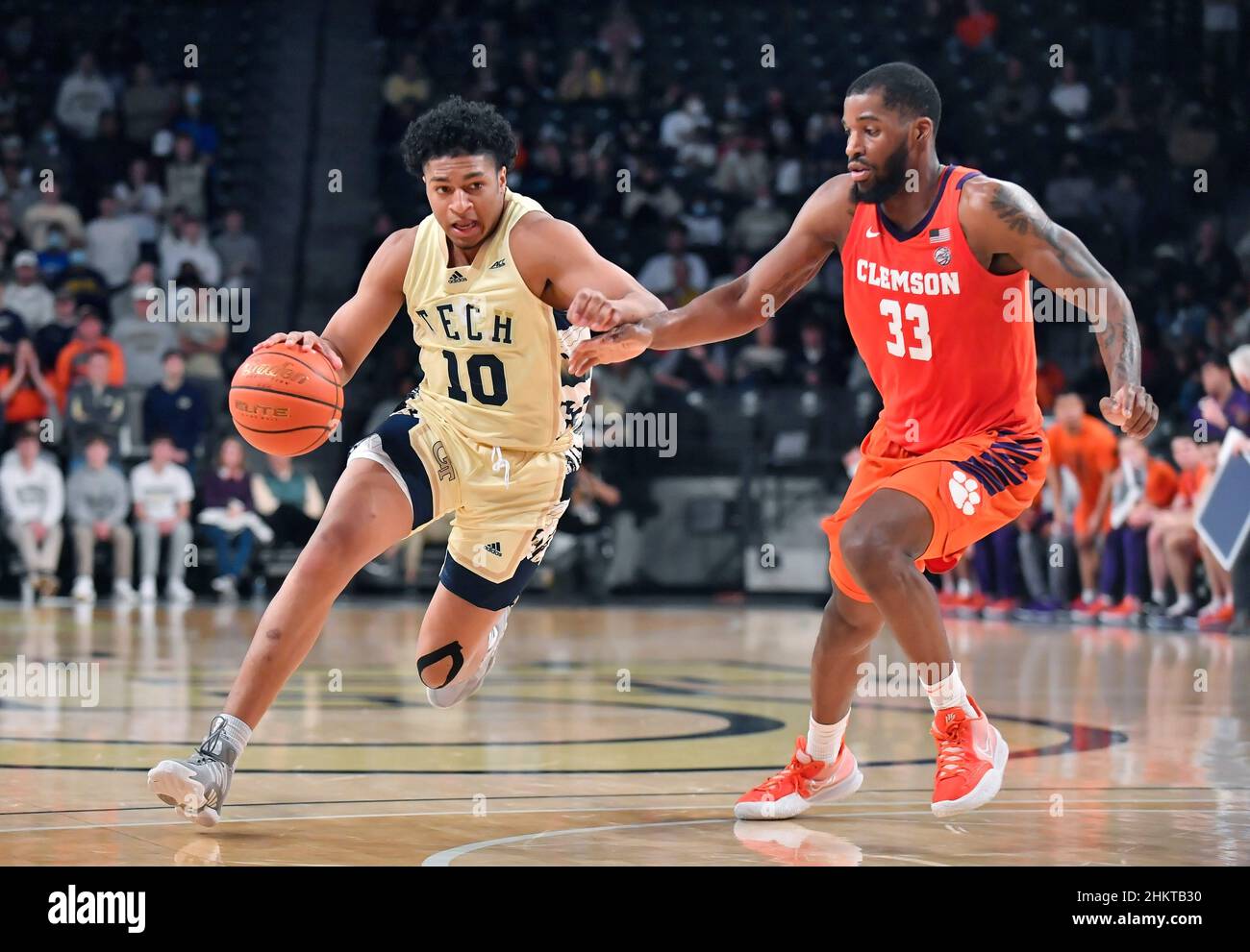 Atlanta, GA, USA. 5th. Februar 2022. Georgia Tech Yellow Jackets Wache Dallan Coleman (10) fährt während der zweiten Hälfte eines NCAA College-Basketballspiels im McCamish Pavilion in Atlanta, GA, in den Korb gegen Clemson Tigers Forward Naz Bohannon (33). Austin McAfee/CSM/Alamy Live News Stockfoto Atlanta, GA, USA. 5th. Februar 2022. Georgia Tech Yellow Jackets Wache Dallan Coleman (10) fährt während der zweiten Hälfte eines NCAA College-Basketballspiels im McCamish Pavilion in Atlanta, GA, in den Korb gegen Clemson Tigers Forward Naz Bohannon (33). Austin McAfee/CSM/Alamy Live News Stockfoto